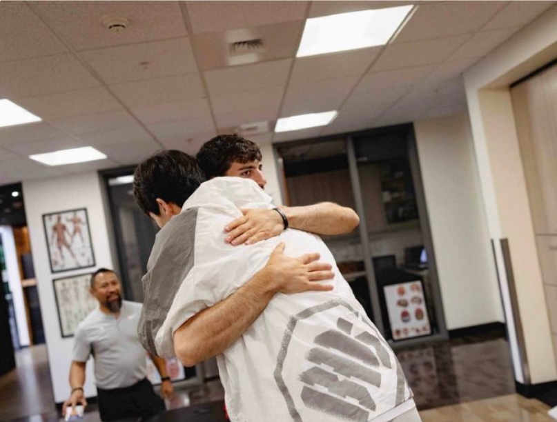 世俱杯下注-得到队友认可！开拓者主力阿夫迪亚主动与杨瀚森打招呼拥抱